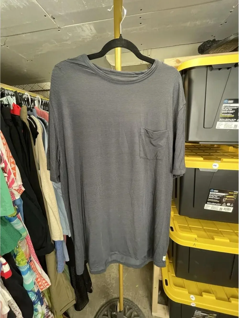 Vuori T Shirt Mens XL Linear Tech Gray Striped Pocket Lightweight Crew Tee